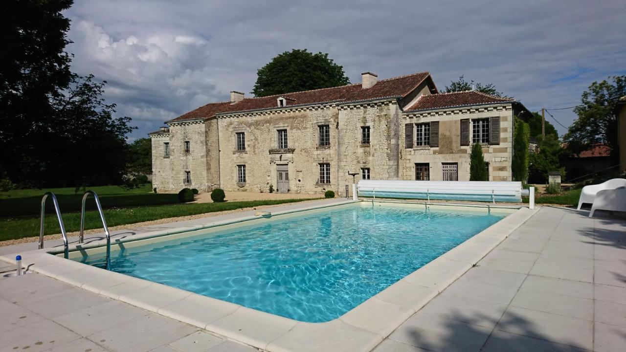 Domaine De Bourgville Monts-sur-Guesnes Екстериор снимка