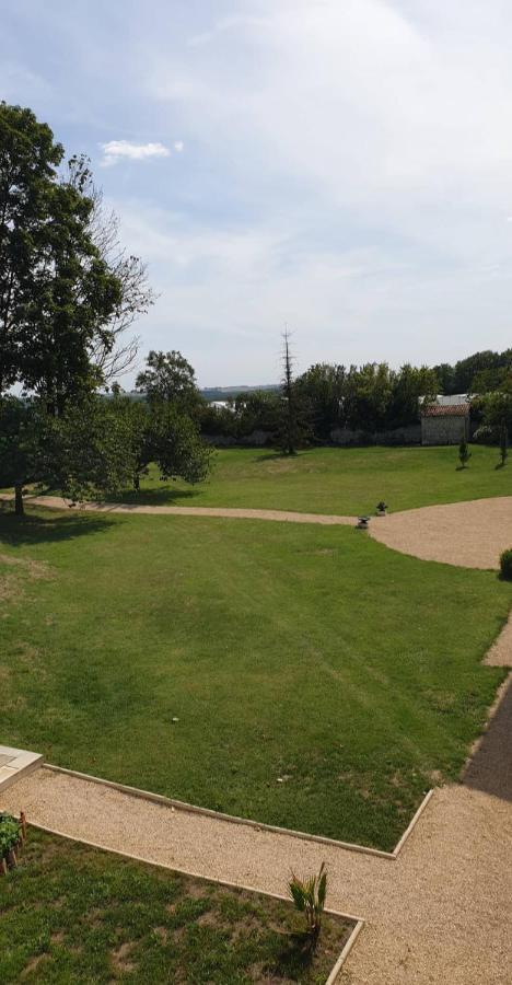 Domaine De Bourgville Monts-sur-Guesnes Екстериор снимка